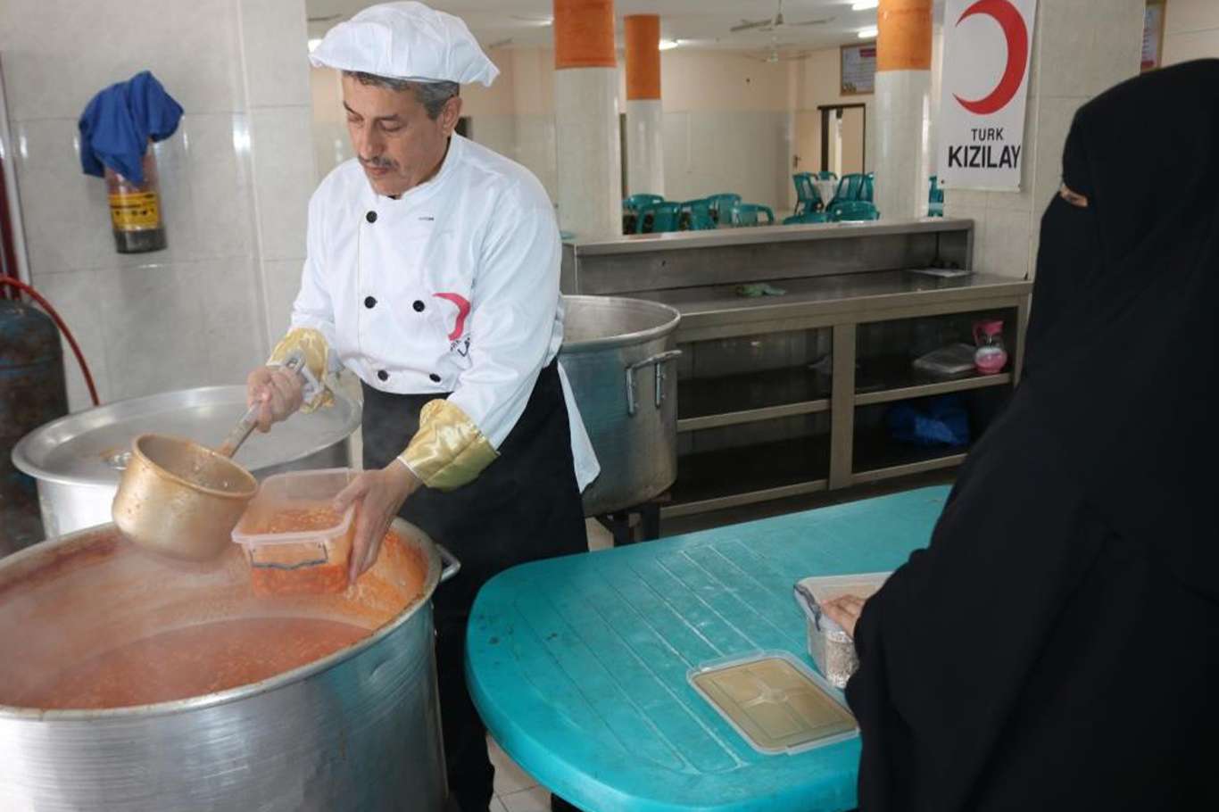 Kızılay Aşevi Gazze'de günde 400 aileye yemek yardımı yapıyor